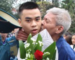 Cha bịn rịn hôn tiễn con nhập ngũ