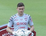 CĐV an ủi Văn Lâm sau sai lầm trong trận ra mắt Muangthong