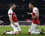 Mesut Oezil chơi mờ nhạt, Arsenal vẫn giành vé