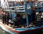 Tàu cá cháy tại bến khi chuẩn bị ra Hoàng Sa