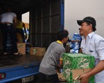 Xe chở nước giải khát lật, người dân giúp tài xế thu gom