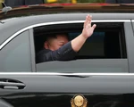 Ông Kim Jong Un mở cửa chống đạn, vẫy tay chào: chưa từng có tiền lệ