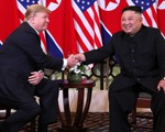 Video khoảnh khắc hai ông Trump - Kim bắt tay tại Hà Nội