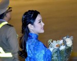 9X tặng hoa cho ông Trump ở sân bay Nội Bài: một cô gái thú vị!