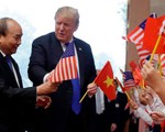 Tổng thống Trump gây thích thú với hình ảnh vẫy cờ Việt Nam