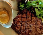 Tại sao mỗi lần gặp, 2 ông Trump - Kim luôn ăn cocktail tôm và thịt bò?