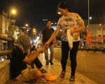 Đêm 30 tết có hai người trẻ ra cầu Ông Lãnh trùm khăn ngồi ăn xin