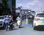 Dân mạng phẫn nộ, truy tìm gã đàn ông đi ôtô tát phụ nữ chở con nhỏ