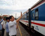 Tết trên chuyến tàu về quê ăn tết muộn