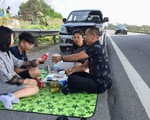 Xử lý tài xế dừng xe ăn uống bên đường cao tốc