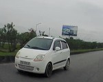 Liều lĩnh chạy xe ngược chiều trên cao tốc Hà Nội - Thái Nguyên