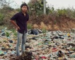Xắn tay áo dọn bãi rác để... khoe 