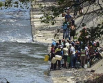 Mất điện, người dân Venezuela phải lấy nước thải để sinh hoạt