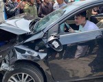 Thanh niên nghi ngáo đá lái ôtô tông hàng loạt xe trên đường