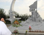Hàng ngàn người đến tưởng niệm các chiến sĩ Gạc Ma