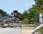 Ngã trụ bê tông trong lúc thi công, hai người gặp nạn