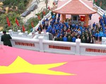 Người trẻ thắp nhang tưởng nhớ người lính Vị Xuyên nơi họ ngã xuống