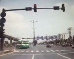 Né xe buýt vượt đèn đỏ, xe ben suýt gây tai nạn thảm khốc