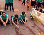 Học sinh TP.HCM học lý, hóa qua trò bắn súng từ trường, kem lắc, ly bay...