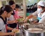 Hàng trăm học sinh nhiễm sán lợn: Ai giám sát bếp ăn trường học?