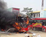 Xe khách bốc cháy ngùn ngụt ngay trong bến