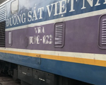 Chạy xe máy băng ngang đường sắt, hai cụ già bị tàu hỏa đâm
