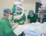 Cứu thành công người bị axit văng trúng bỏng nặng hai mắt
