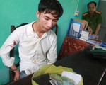 Thua bạc, cầm dao đâm con gái chủ nhà nghỉ để cướp tiền