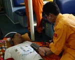 Cứu thuyền viên Philippines bị nạn trên vùng biển Hoàng Sa