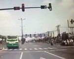 Phạt tài xế xe buýt vượt đèn đỏ suýt đâm vào xe ben 7,5 triệu đồng