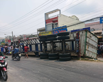 Giải cứu xe máy bị xe container lật đè: 3 bà cháu chết thảm