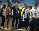 Nghi bị chấn thương cổ, cầu thủ U23 Brunei phải rời sân cấp cứu