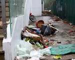 6 tháng rồi mà nhà ga đường sắt Cát Linh - Hà Đông nơi ngổn ngang, nơi ngập rác