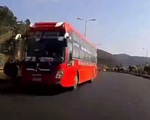 Video xe khách phóng ngược chiều trên cao tốc Liên Khương - Đà Lạt