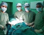 Mảnh đạn nằm trong người bệnh nhân 40 năm tạo ổ áp xe khổng lồ