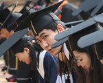 Nữ giáo sư bị phanh phui bắt sinh viên làm luận văn cho con gái mình