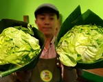 Tiệm nông sản ở Sài Gòn gói rau củ bằng lá chuối