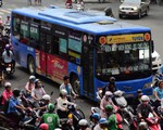 Đi xe buýt, bạn trẻ thảnh thơi giữa dòng xe máy ngược xuôi