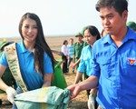 Hoa hậu trái đất Phương Khánh chung tay làm sạch biển