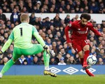 Bị Everton níu chân, Liverpool mất ngôi đầu vào tay M.C