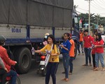 Tiếp bánh mì, nước uống cho công nhân ở Củ Chi trên đường về quê đón tết