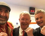 Ngài Alex Ferguson và Cantona chia vui cùng Solskjaer ở phòng thay đồ