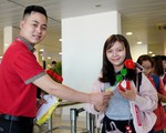 Vietjet chúc mừng các nữ hành khách tại sân bay