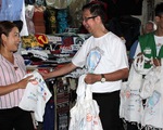 TP.HCM tặng túi tái chế cho người dân trong Ngày làm sạch rác thải nhựa