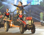 Hoa hậu H’Hen Niê đi máy cày khai mạc Lễ hội cà phê Buôn Ma Thuột