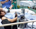 Nữ nhân viên nấu ăn trường học bị máy xay thịt cuốn tay vào máy