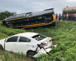 Tai nạn liên hoàn, xe khách và xe con lao xuống ruộng