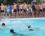 Học sinh tiểu học thích thú với "Ngày hội xuống nước"