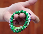 Hàng chục phụ nữ bị lừa tiền gia công xâu chuỗi hạt đá