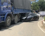 Ôtô 4 chỗ bị cuốn vào gầm xe tải, tài xế thoát chết